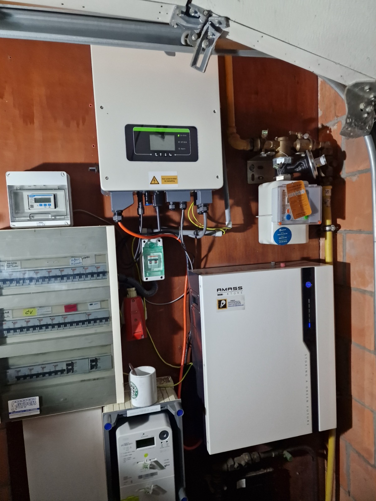Omvormers en batterijopslag op zolder