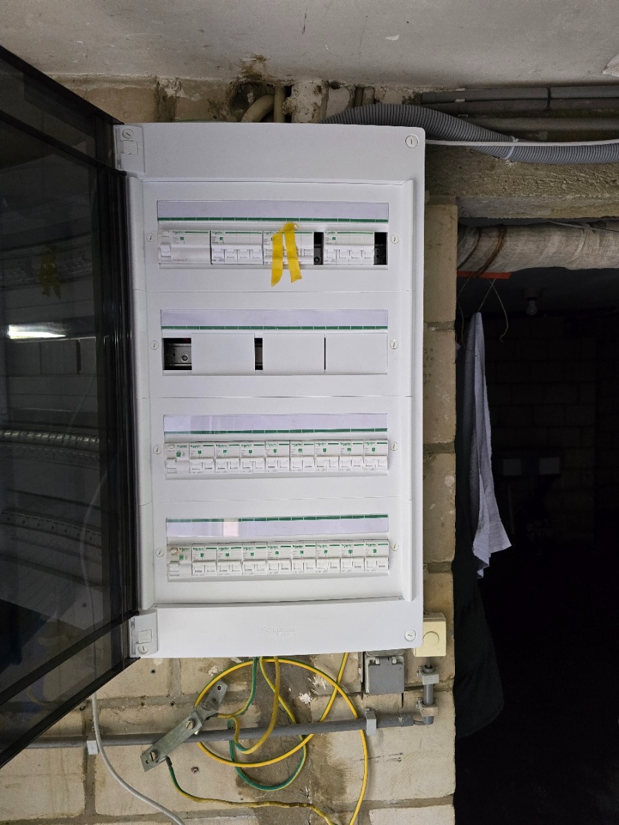 Aansluiting omvormer en thuisbatterij in garage